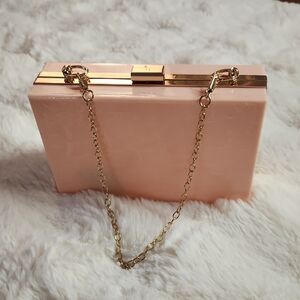 Light pink acrylic box clutch bag with a gold-tone chain strap - Gift Idea 🎁